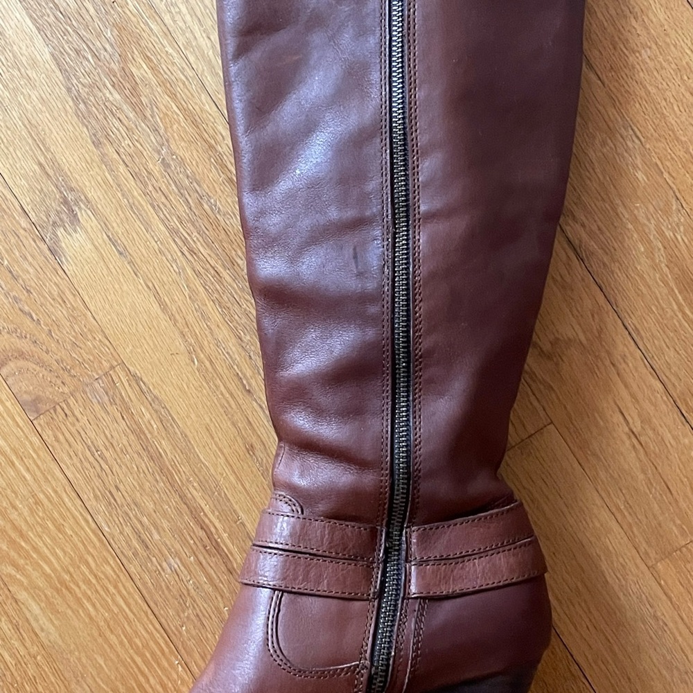 Women’s Born Brown Leather Boot. Size 8. Barely worn. 2.5” inch heel. Full zip - Picture 2 of 5